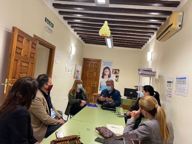 Fulgencio Gil reclama la cesión inmediata de un local a Cáritas para que pueda reanudar el servicio de ropero, que ha quedado interrumpido en plena crisis