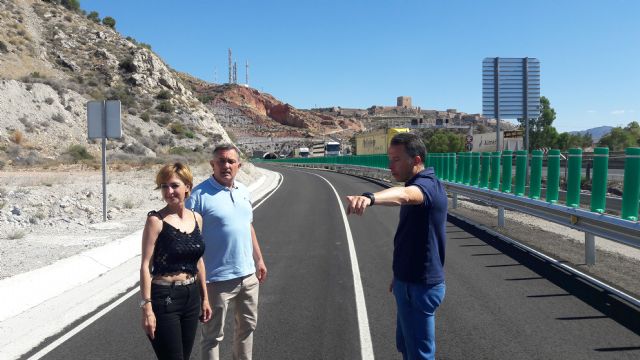 Fulgencio Gil destaca la 'especial utilidad' del nuevo vial asfaltado de acceso al castillo desde el barrio de San José, que ya está abierto al tráfico rodado