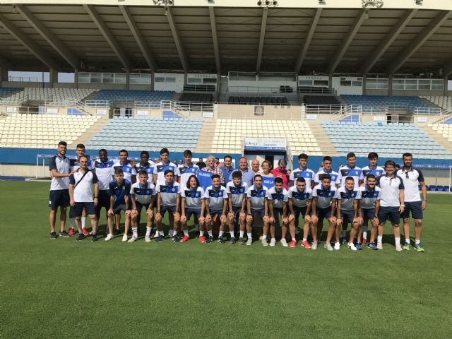 La consejera Adela Martínez-Cachá visita a los jugadores del Lorca C.F. Base, que esta temporada ju arán en la División de Honor Juvenil