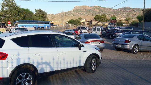 Decenas de familias de Campillo afectadas por el colapso del tráfico en su colegio, al hacer coincidir el alcalde el inicio de las obras del aparcamiento con el comienzo del curso escolar