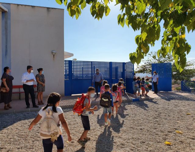 El alcalde de Lorca asiste al inicio de un nuevo curso escolar que  recupera la presencialidad en las aulas pero que sigue marcado por la pandemia sanitaria de COVID-19