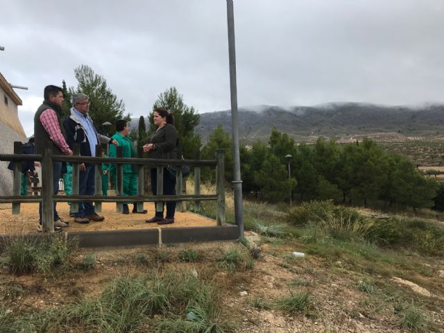 9 trabajadores mejoran las zonas verdes del mirador del depósito de La Paca gracias al Programa de Fomento del Empleo Agrario puesto en marcha por el Ayuntamiento