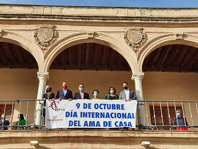 Lorca conmemora el Día de las Amas de Casa con la colocación de una pancarta en el balcón del Ayuntamiento