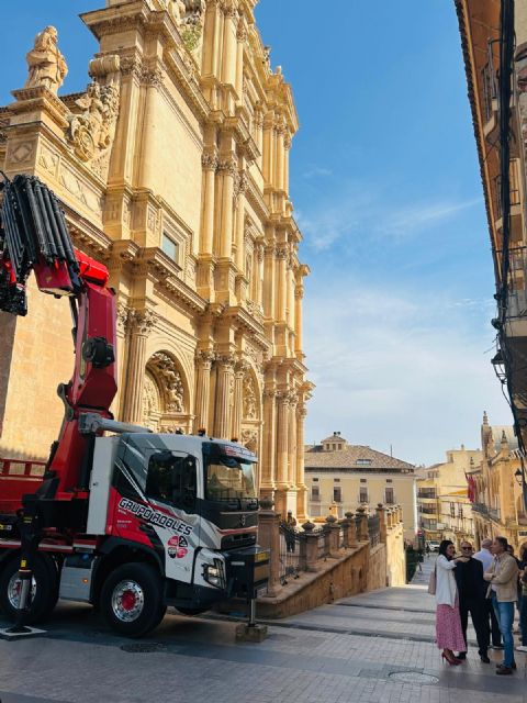 El alcalde de Lorca supervisa la última actuación de mantenimiento de la fachada de la antigua Colegiata de San Patricio