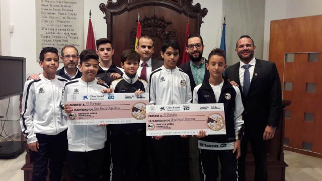 6 jóvenes futbolistas del San Francisco Lorca CD reciben una beca de 500 euros