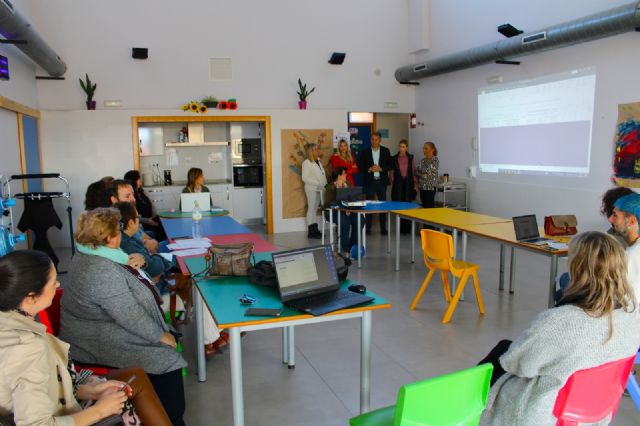 Fulgencio Gil felicita al equipo deportivo de Apandis tras proclamarse Campeones de España de Fútbol Sala