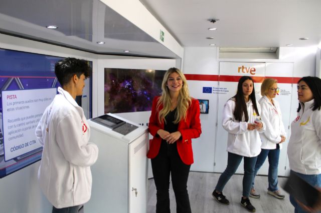 La campaña itinerante 'Generación D' llega a Lorca para ayudar a los ciudadanos a mejorar sus habilidades digitales