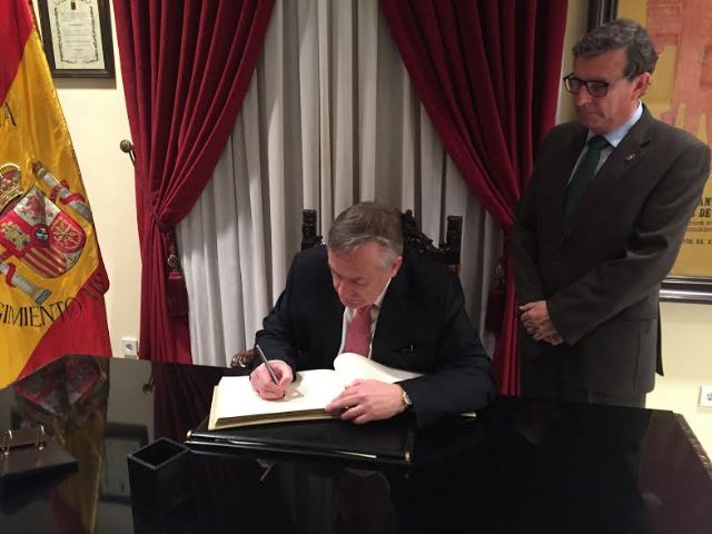 El Embajador de Irlanda en España visita Lorca para conocer de primera mano los trabajos de restauración de la Colegiata de San Patricio