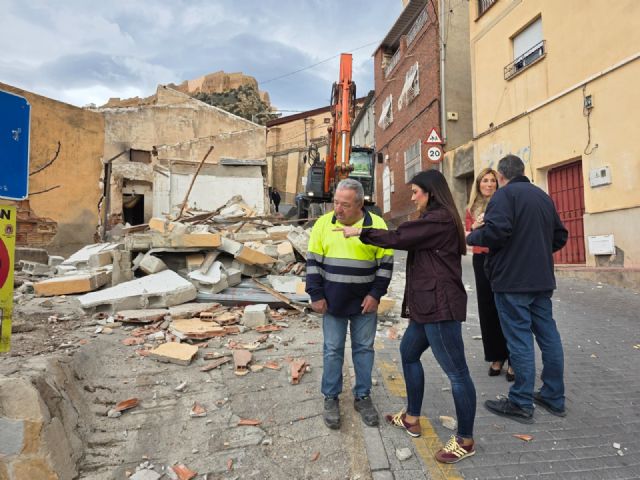 El Ayuntamiento de Lorca procede a la demolición de un inmueble en estado ruinoso en la calle Mayor de Santa María, eliminando un foco de insalubridad