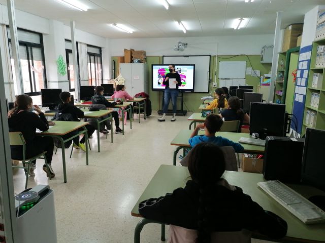 La Concejalía de Educación continúa trabajando en el Programa Municipal de Prevención de Absentismo Escolar impartiendo charlas y talleres en los centros escolares