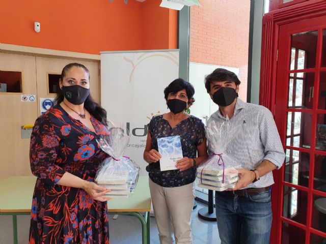 El Ayuntamiento de Lorca y la escritora María Jesús Caro donan 500 ejemplares del poemario 'Bailar sobre las aguas' a los centros de educación secundaria del municipio