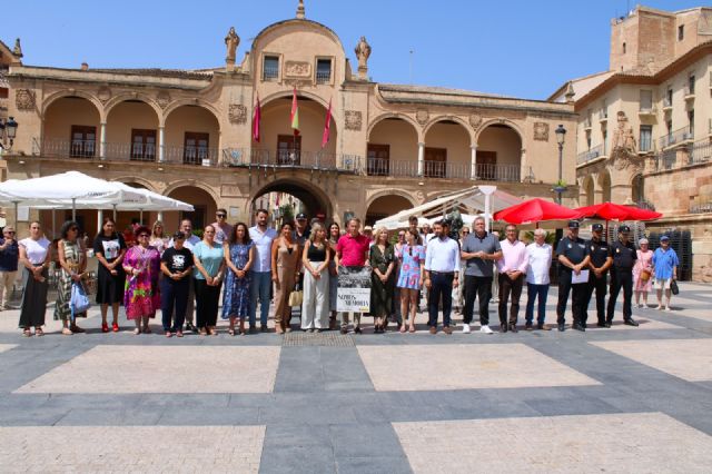 El silencio vuelve a apoderarse de la Plaza de España en el XVIII aniversario del secuestro y asesinato de Miguel Ángel Blanco a manos de ETA
