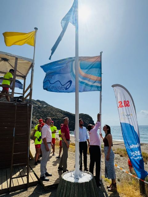 La Cala de Calnegre vuelve a lucir este verano la Bandera Azul
