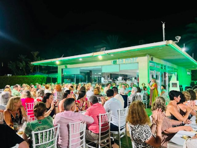Cerca de 300 blancos se unen en la Cena de Verano para contribuir al nuevo manto de la Virgen de la Amargura