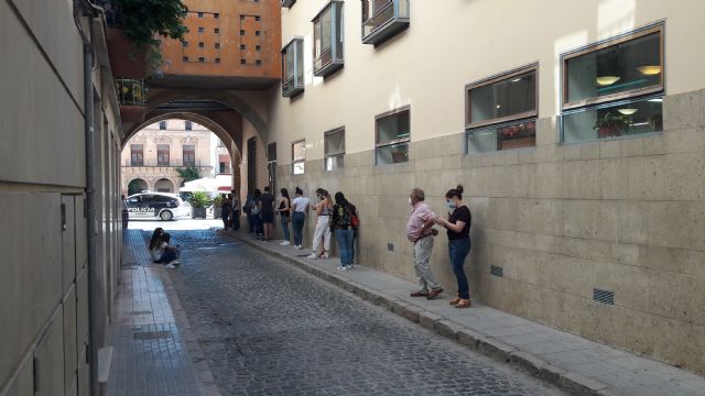 Los lorquinos sufren retrasos superiores a las dos horas para acceder al Registro Municipal tras los nefastos cambios internos decretados por el actual alcalde