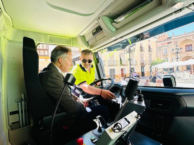 Lorca se posiciona a la vanguardia en la gestión de residuos con la modernización de su flota de camiones recolectores