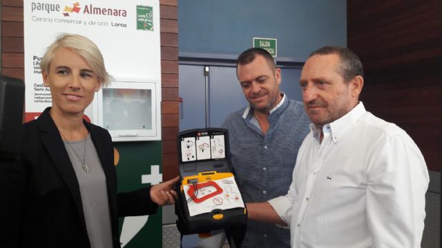 El Concejal de Emergencias visita el Centro Comercial Parque Almenara al ser este establecimiento certificado como 'espacio cardio-protegido' al instalar dos desfribiladores