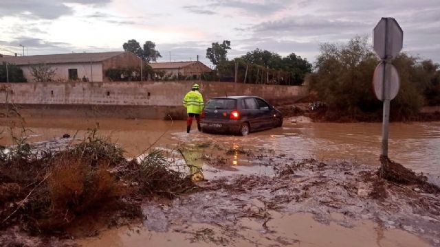 Las lluvias en el municipio de Lorca obligan al rescate de cuatro vehículos que habían quedado atrapados en diversas carreteras debido a la salida de ramblas