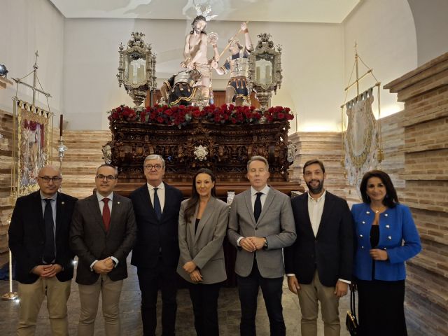 Conesa visita las imágenes de los Coloraos de Murcia y el Paso Azul de Lorca que participarán en la Magna Procesión