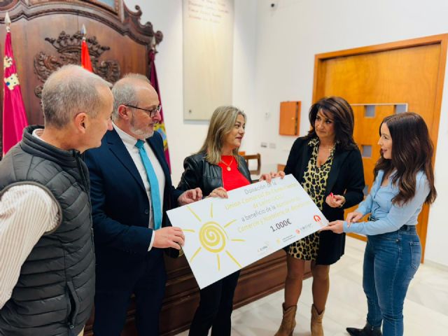 El Ayuntamiento de Lorca y la Unión de Comerciantes entregan un cheque solidario para apoyar a los comercios valencianos afectados por la DANA