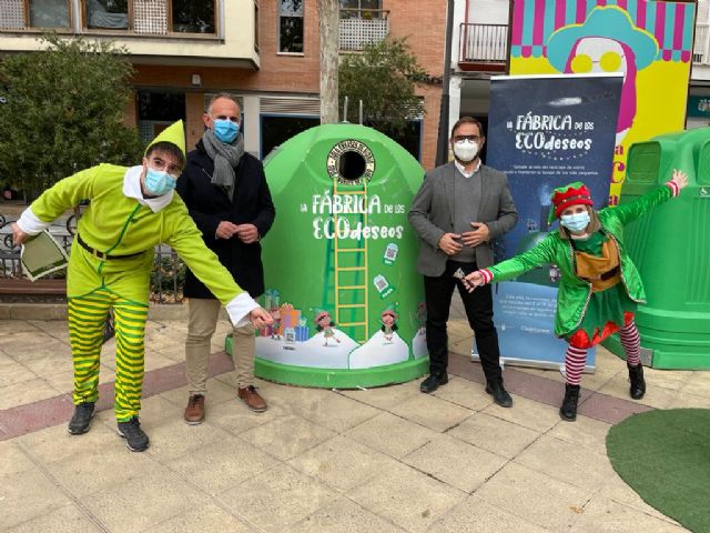 La campaña 'La Fábrica de los Ecodeseos' llega a la Plaza Calderón de Lorca para fomentar el reciclaje de envases de vidrio y alegrar la Navidad a los niños más vulnerables