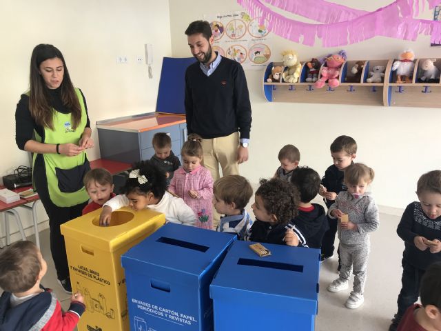 El Ayuntamiento distribuirá 600 papeleras amarillas y azules donadas por Ecoembes en centros de enseñanza y dependencias municipales para fomentar el reciclaje
