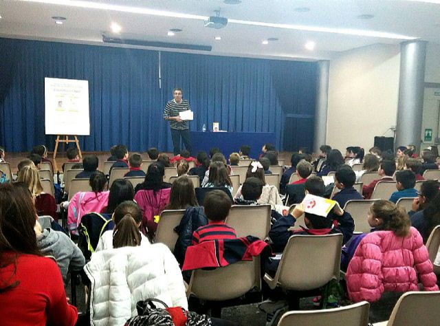 450 escolares lorquinos tendrán la oportunidad de conocer los libros del escritor Rafael Estrada gracias a los 'Encuentros con Autor' de la Red de Bibliotecas Municipales