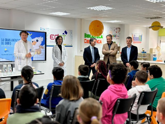 La campaña 'Bebe agua con Grifo' regresa a los colegios del municipio para promover el consumo de agua del grifo entre más pequeños