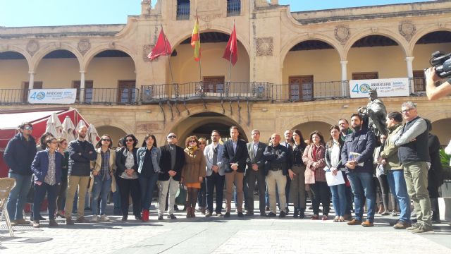 Lorca rinde homenaje a las víctimas del 11M con una concentración silenciosa en Plaza de España