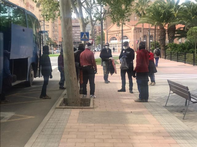 La Policía Local de Lorca entrega 3.000 mascarillas a los trabajadores agrícolas