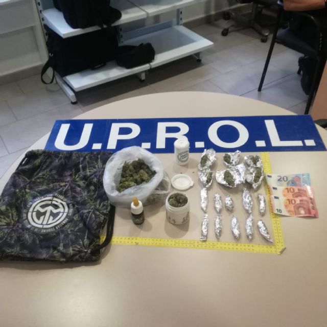 Dos operaciones policiales permiten la retirada de la circulación de más de un cuarto de kilo de marihuana y la identificación de sus portadores