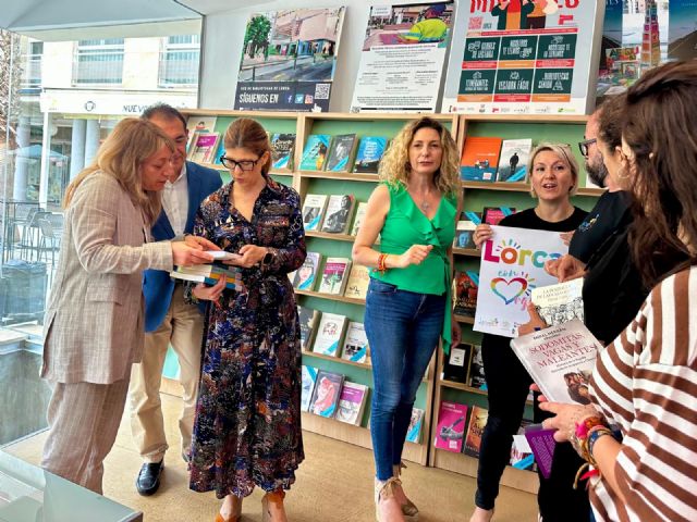 El Ayuntamiento inicia los actos de 'Lorca con Orgullo 2024' con una donación de libros LGTBIQ a la biblioteca Pilar Barnés