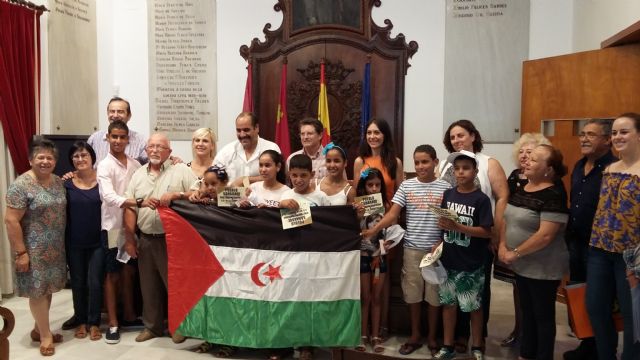 El Alcalde recibe en el Ayuntamiento a los 10 niños saharauis que pasan el verano en Lorca gracias al programa de acogida temporal 'Vacaciones en Paz'