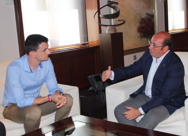 El presidente de la Comunidad recibe en el Palacio de San Esteban a representantes del Club Taurino de Lorca