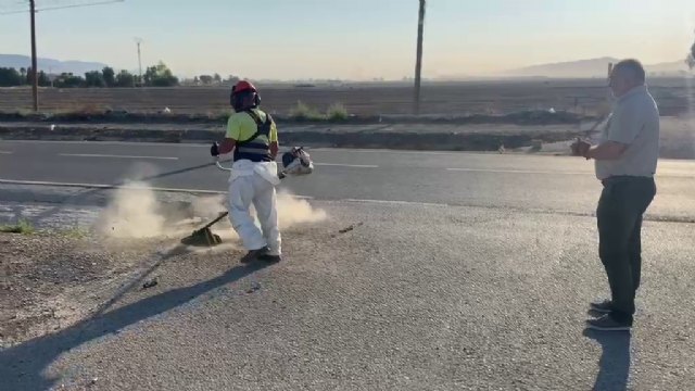 El Ayuntamiento intensifica el plan de desbroce con brigadas manuales para actuar en carriles bici, aceras y núcleos rurales antes de finalizar julio