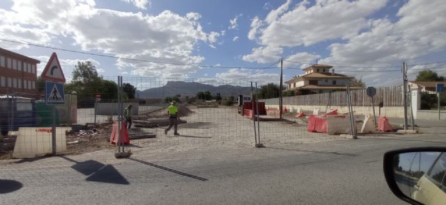 El Ayuntamiento de Lorca inicia los trabajos de acondicionamiento para habilitar como aparcamiento un solar situado junto al colegio de Campillo