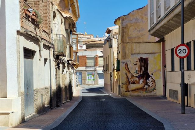 El Ayuntamiento de Lorca finaliza los trabajos de acondicionamiento con asfalto impreso de la calzada de la calle Carril de Caldereros
