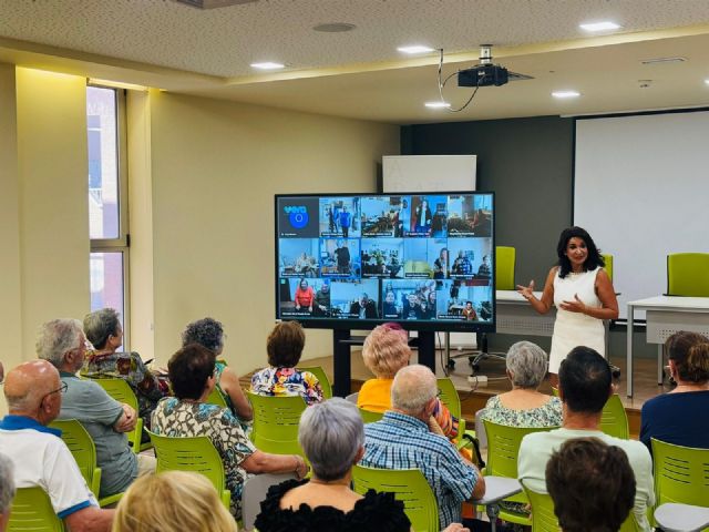 El Ayuntamiento de Lorca refuerza la innovación de los servicios asistenciales a los mayores del municipio, que podrán ser asistidos desde casa a través de sus televisores