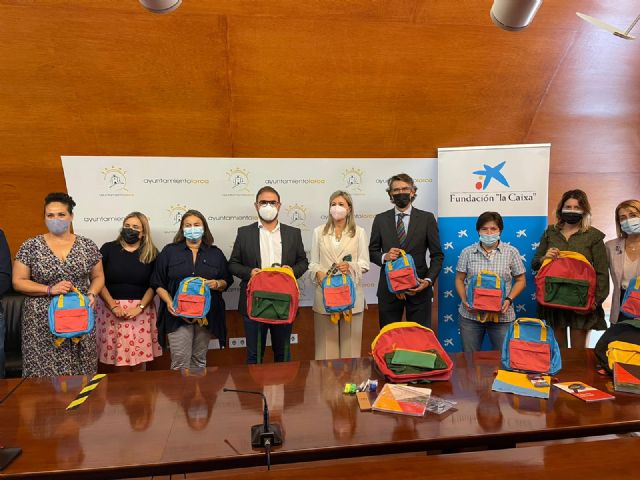 Alumnos de Lorca en situación de vulnerabilidad han vuelto a clase con nuevo material escolar gracias a la Fundación 'la Caixa' y CaixaBank