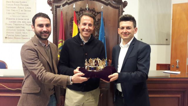 El personaje de Alfonso X estrenará en el Desfile Parada del sábado una réplica exacta de la Corona de los Camafeos custodiada en la Catedral de Toledo