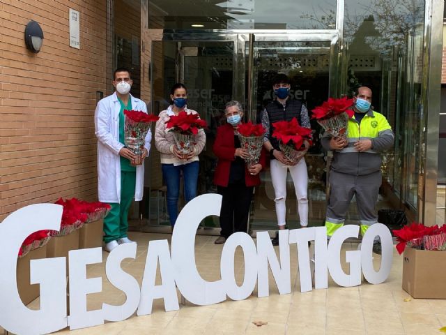 Gesa Mediación entrega flores de Pascua a personas mayores del centro Caser Residencial de Lorca