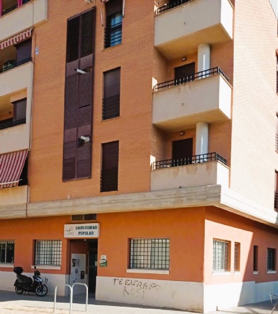 Vecinos del residencial 'La Alberca' denuncian la desidia y un desinterés municipal de más de 20 años por no insonorizar las dependencias que la Universidad Popular tiene en aquel lugar