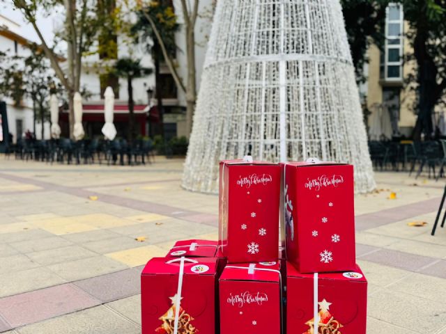 Aguas de Lorca renueva su aportación solidaria a Cruz Roja y Cáritas con 1.600 euros y 80 cestas navideñas