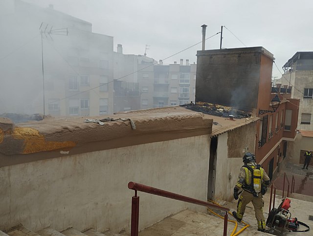Bomberos apagan el incendio de una vivienda en Lorca