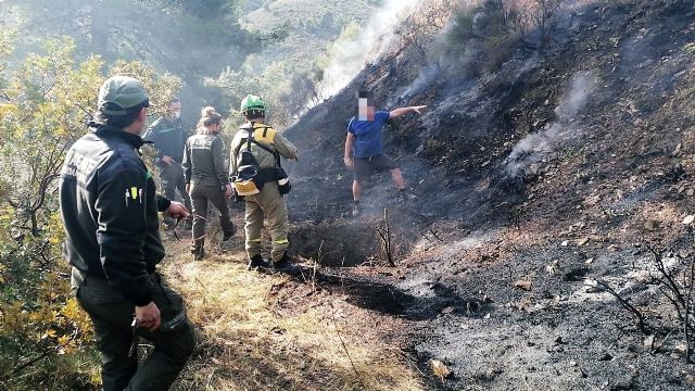 Efectivos del Infomur controlan un incendio forestal en la Sierra de la Almenara