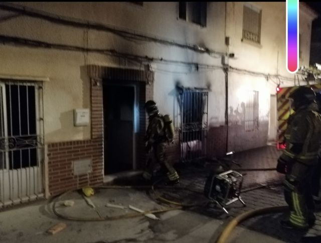 Bomberos apagan la pasada noche un incendio de vivienda en Lorca