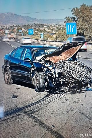 Servicios de emergencias atienden a una herida en accidente de tráfico en Lorca
