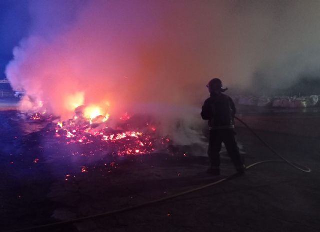 Incendio en una fábrica de hierbas aromáticas, en La Paca, Lorca