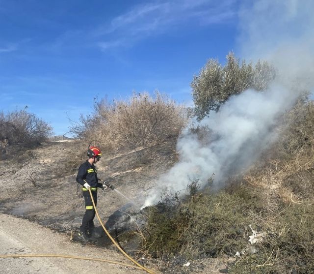 Servicios de emergencia sofocan incendio en la Hoya pedanía de Lorca