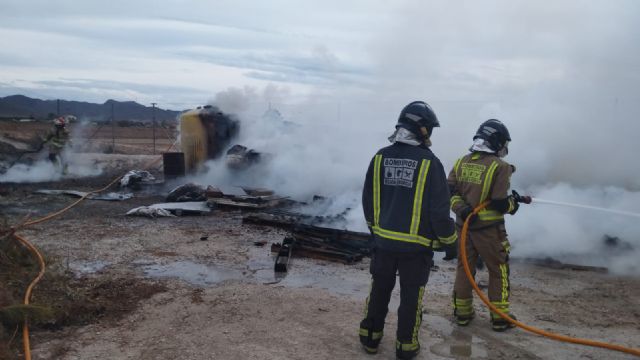 Incendio de palets declarado en el exterior de una nave en Purias